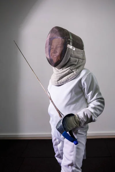 Une Fille Costume Escrime Avec Une Épée Main Jeune Modèle — Photo