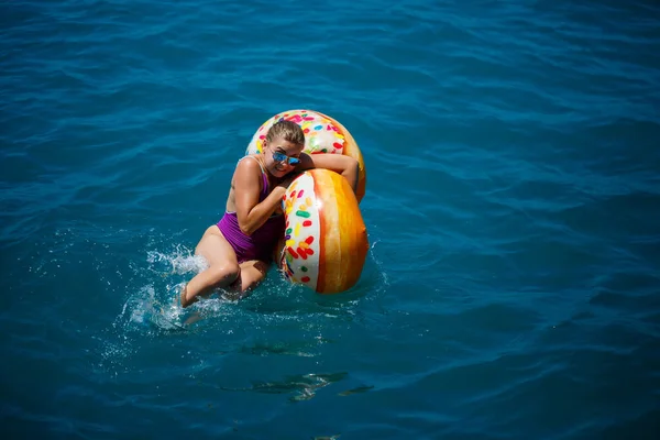 Belle Jeune Femme Est Tombée Cercle Gonflable Dans Mer Bleue — Photo