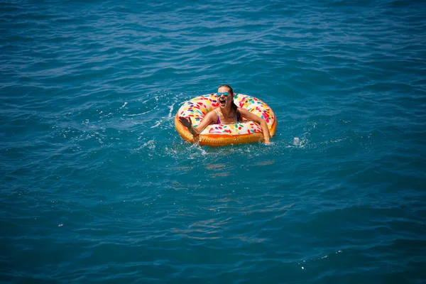 Jeune Femme Flottant Sur Gros Beignet Gonflable Dans Mer Turquoise — Photo