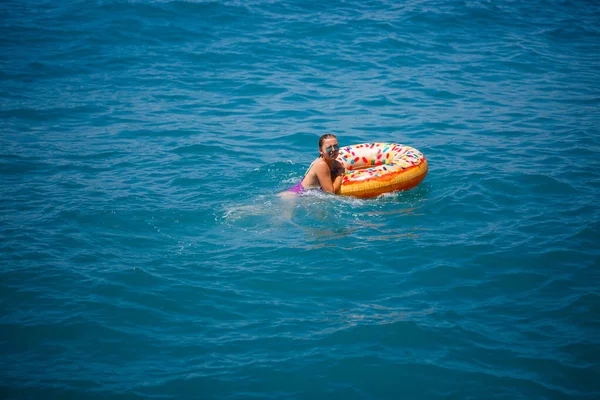 Jeune Femme Flottant Sur Gros Beignet Gonflable Dans Mer Turquoise — Photo