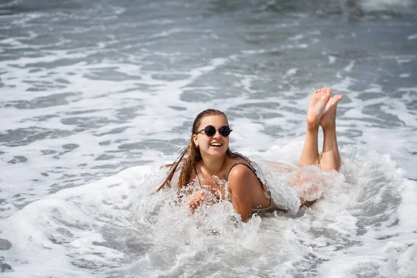 Žena Béžových Plavkách Leží Prázdné Písečné Pláži Blízkosti Oceánu — Stock fotografie