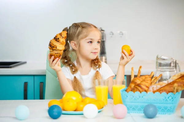 Una Bambina Sette Anni Vestita Con Una Maglietta Bianca Siede — Foto Stock