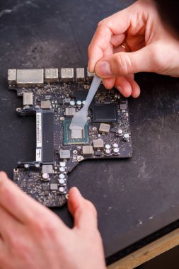 Profesyonel bilgisayar ve tablet tamir atölyesi veya servis. Bir bilgisayar panosunu kapat. Elektronik konsept. Onarımda olan bir dizüstü bilgisayarın ayrıntıları