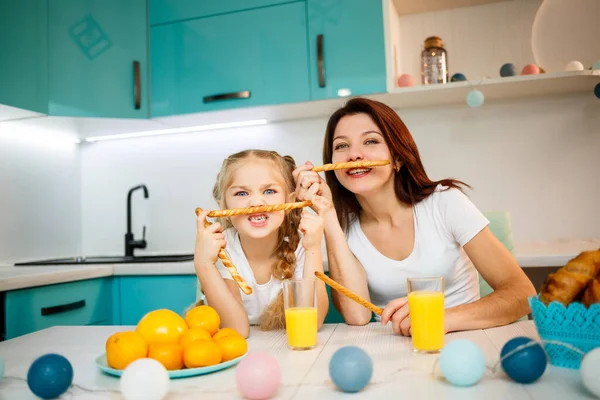 Famiglia Felice Mamma Figlia Sono Seduti Cucina Mangiano Bastoncini Pane — Foto Stock