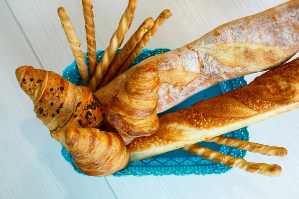一个装有新鲜糕点 羊角面包和面包的篮子 全麦烘焙食品 无酵母面包 — 图库照片