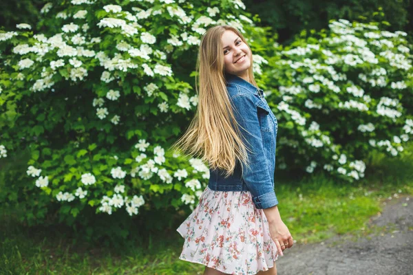 Ung Kvinna Med Europeiskt Utseende Med Långt Blont Hår Klädd — Stockfoto