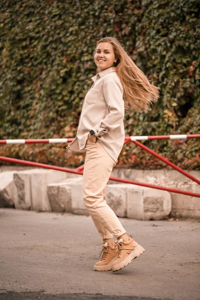 Pretty Blonde Young Woman Walking Street She Wearing Jeans Beige — Stock Photo, Image