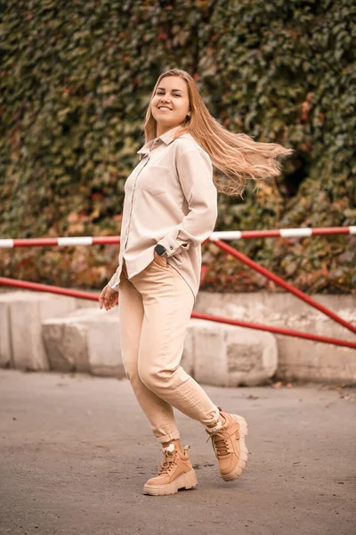 Güzel Sarışın Genç Bir Kadın Sokakta Yürüyor Kot Pantolon Bej — Stok fotoğraf