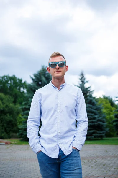 Beau Jeune Homme Apparence Européenne Portant Des Lunettes Soleil Est — Photo