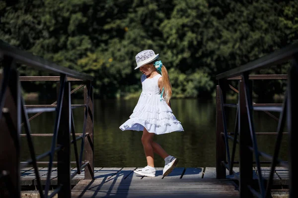 Uma Menina Com Cabelos Longos Vestido Branco Fica Margem Rio — Fotografia de Stock