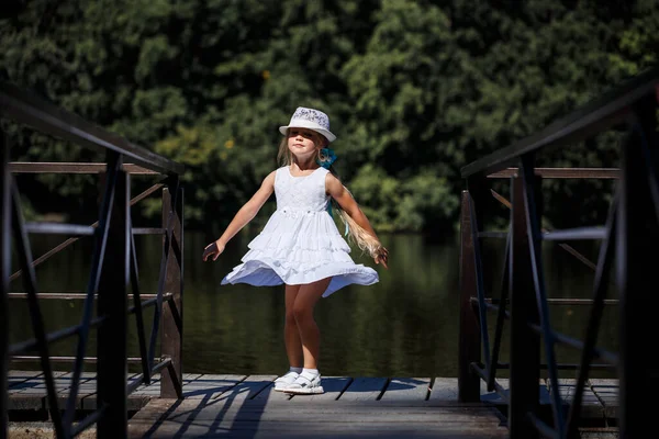 Uma Menina Com Cabelos Longos Vestido Branco Fica Margem Rio — Fotografia de Stock