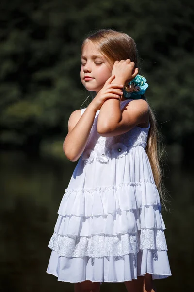 Uma Menina Bonita Anos Idade Com Cabelo Loiro Longo Ela — Fotografia de Stock