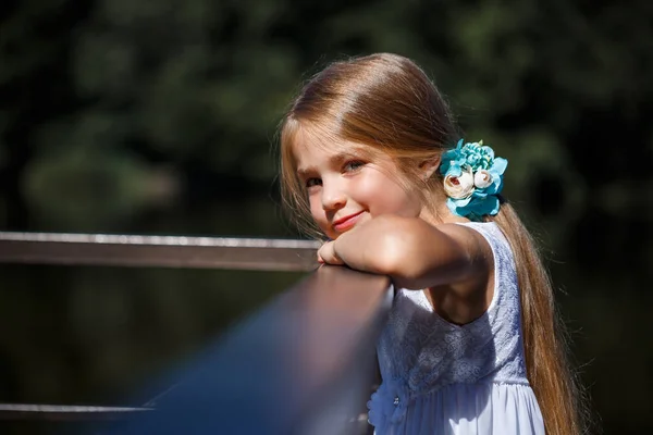 Милая Маленькая Девочка Лет Длинными Светлыми Волосами Одета Балетное Летнее — стоковое фото