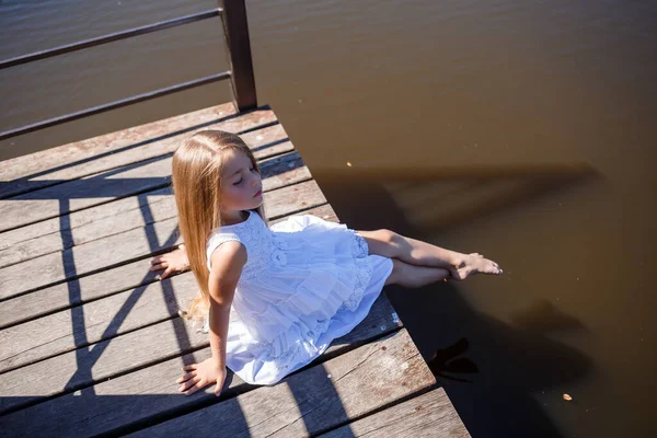 Uma Menina Anos Idade Com Longos Cabelos Loiros Junto Lago — Fotografia de Stock