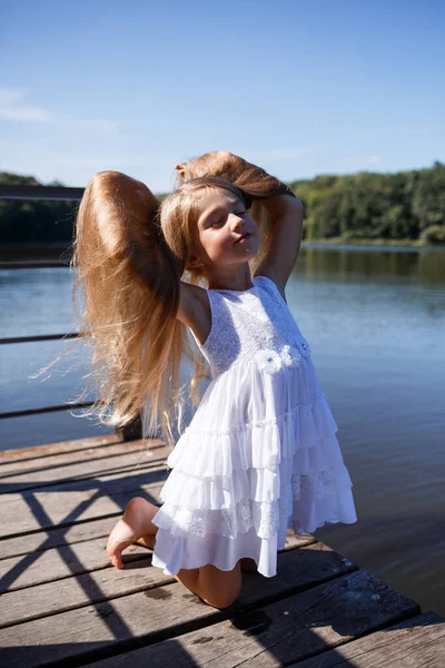 Retrato Uma Menina Livre Verão Junto Lago Menina Vestido Verão — Fotografia de Stock