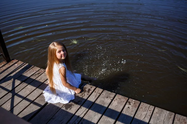 Una Bambina Anni Con Lunghi Capelli Biondi Vicino Lago Siede — Foto Stock