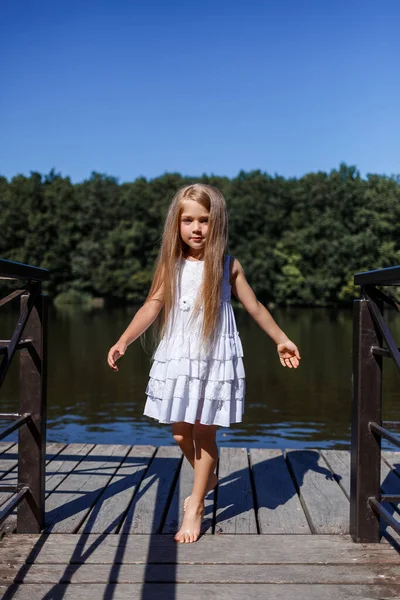 湖で夏には屋外の少女の肖像画 川のそばの夏のドレスの女の子 — ストック写真