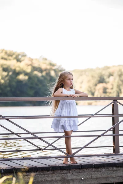 Portret Dziewczynki Świeżym Powietrzu Latem Nad Jeziorem Dziewczynka Letniej Sukience — Zdjęcie stockowe
