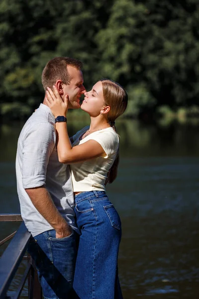 一对美丽可爱的年轻夫妇站在他们拥抱的河岸上 幸福的夫妻在湖边度假 — 图库照片