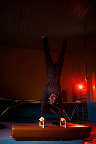 Jovem Homem Forte Fazendo Exercícios Apoio Mão Ginasta Masculina Fazendo — Fotografia de Stock