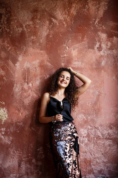 Avrupa Görünümlü Genç Bir Kıvırcık Kadının Portresi Kırmızı Bir Duvarın — Stok fotoğraf