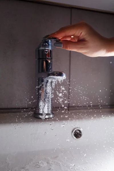 Gebrochener Wasserhahn Waschbecken Des Badezimmers Wasser Spritzt Aus Dem Silbernen — Stockfoto