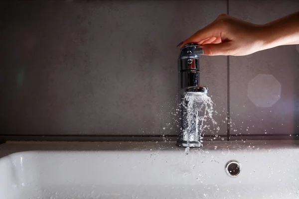 Banyo Lavabosundaki Kırık Musluk Gümüş Musluktan Damlıyor — Stok fotoğraf