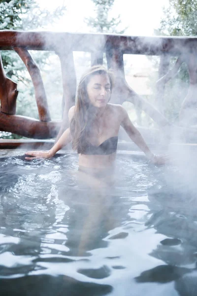 Meisje Het Zwembad Met Warm Water Het Terras Spa Lichaamsbehandelingen — Stockfoto