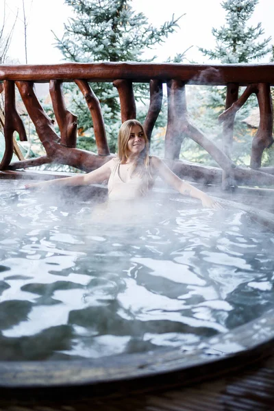 Mayolu Güzel Kadın Figürü Terasta Sıcak Suyla Havuzda Bir Kız — Stok fotoğraf