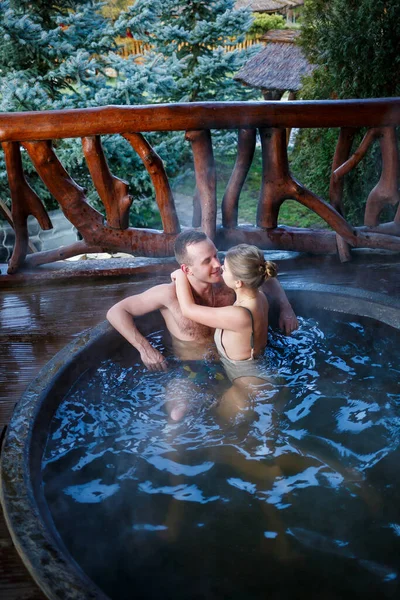 Szczęśliwa Romantyczna Para Biorąca Kąpiel Jacuzzi Świeżym Powietrzu Romantycznych Wakacjach — Zdjęcie stockowe