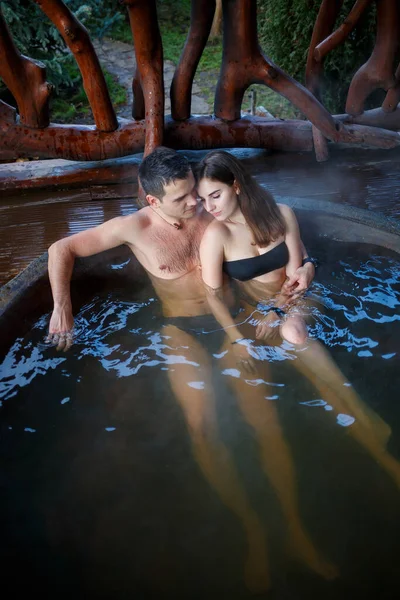 Casal Romântico Feliz Tomando Banho Jacuzzi Livre Umas Férias Românticas — Fotografia de Stock