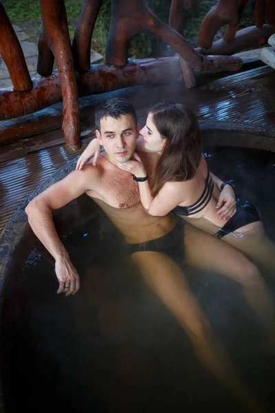 Casal Romântico Feliz Tomando Banho Jacuzzi Livre Umas Férias Românticas — Fotografia de Stock