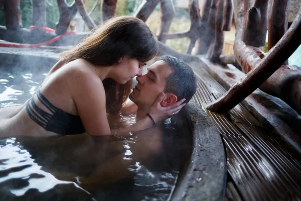 Feliz Pareja Romántica Tomando Baño Jacuzzi Aire Libre Unas Vacaciones — Foto de Stock