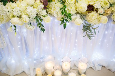 Çiçek ve kumaştan yapılmış düğün dekoru. Yeni evliler için güzel dekorasyonlar.