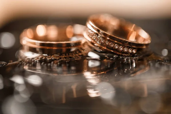 Goldene Trauringe Für Brautpaare Hochzeitstag Schmuck Für Den Urlaub Eines — Stockfoto