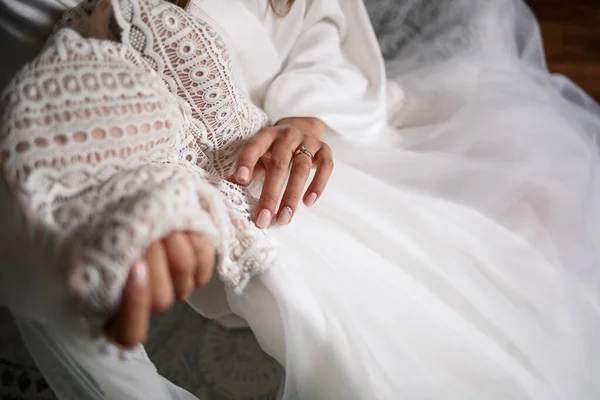 Die Braut Hält Hochzeitstag Ein Weißes Kleid Der Hand — Stockfoto