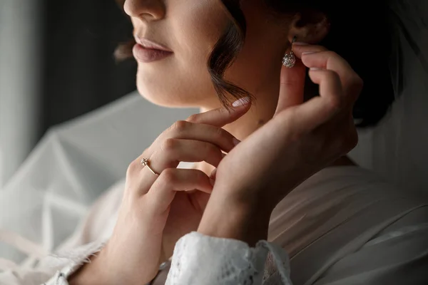 Die Braut Hält Ihrem Hochzeitstag Ohrringe Der Hand Schmuck Für — Stockfoto