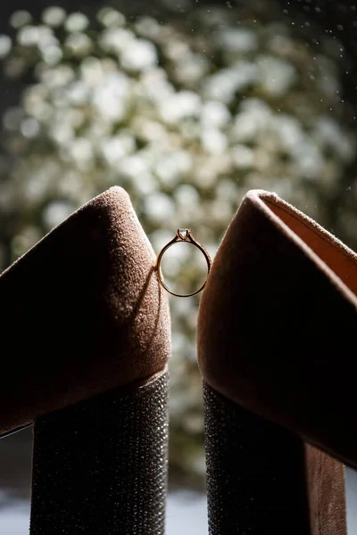 Pierścionek Zaręczynowy Panny Młodej Dniu Ślubu Pięknych Wakacyjnych Butach — Zdjęcie stockowe