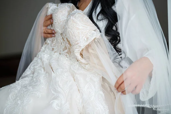 Die Braut Hält Hochzeitstag Ein Weißes Kleid Der Hand — Stockfoto