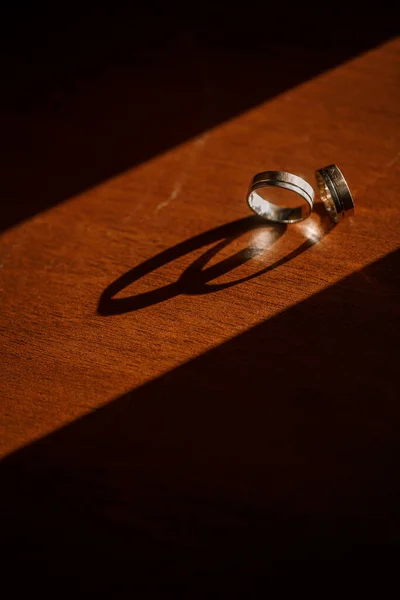 Gouden Trouwringen Voor Pasgetrouwden Hun Trouwdag Sieraden Voor Vakantie Van — Stockfoto