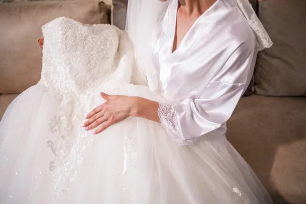 Невеста Держит Руках Белое Платье День Свадьбы — стоковое фото