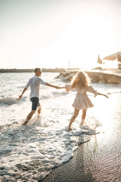 Casal Apaixonado Está Andando Praia Perto Mar Jovem Família Pôr — Fotografia de Stock