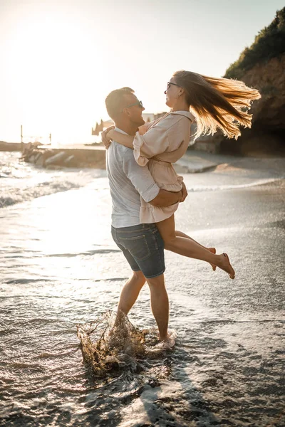 Casal Apaixonado Está Andando Praia Perto Mar Jovem Família Pôr — Fotografia de Stock