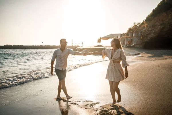 Casal Apaixonado Está Andando Praia Perto Mar Jovem Família Pôr — Fotografia de Stock