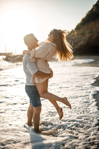 Casal Apaixonado Está Andando Praia Perto Mar Jovem Família Pôr — Fotografia de Stock