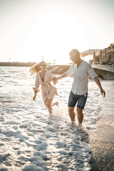 Couple Amoureux Promène Sur Plage Près Mer Jeune Famille Coucher — Photo