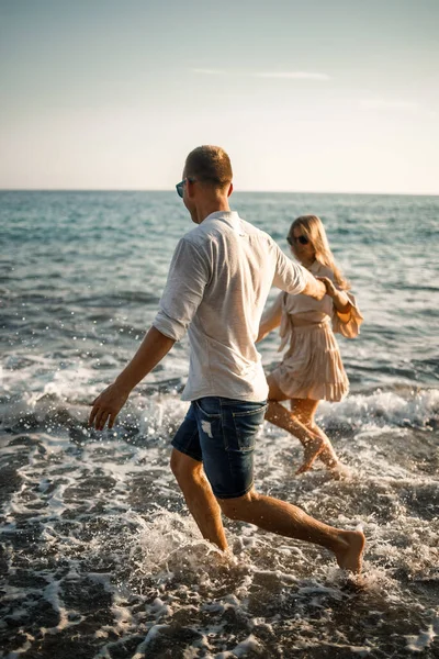 Jovem Casal Romântico Apaixonado Juntos Areia Caminha Longo Praia Mar — Fotografia de Stock