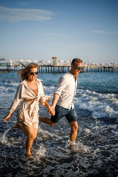 Romantique Jeune Couple Amoureux Ensemble Sur Les Promenades Sable Long — Photo