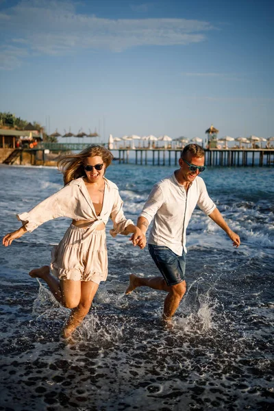 Jovem Casal Romântico Apaixonado Juntos Areia Caminha Longo Praia Mar — Fotografia de Stock