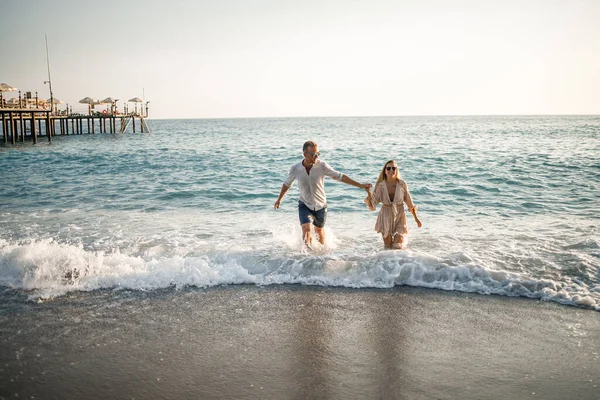 Coppia Felice Riva Mare Gli Amanti Della Luna Miele Uomo — Foto Stock